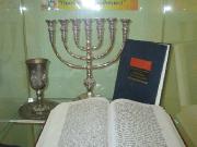 Еврейская община. Книга заповедей, Тора, минора (семисвечник), бокал для кидуша (благословления вина)