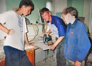 Мастер О.А. Костромин с участниками школьной бригады в деревообрабатывающей мастерской