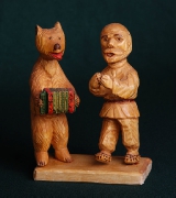 В.Е. Баконов, Белозерский район, с. Зубово
Деревянная резная скульптура «Медведь с мужиком». Дерево, резьба, лак, выжигание.
