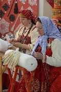 Мастера по кружевоплетению Мария Медкова и Ольга Оленева показывают мастер-класс