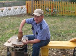 Гончар Виктор Тюлин проводит мастер-класс по изготовлению крынки-горлянки