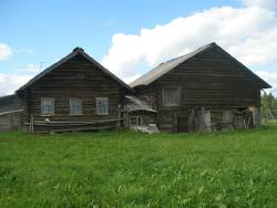 Традиционные постройки - дом и двор (деревня  Заболотье)